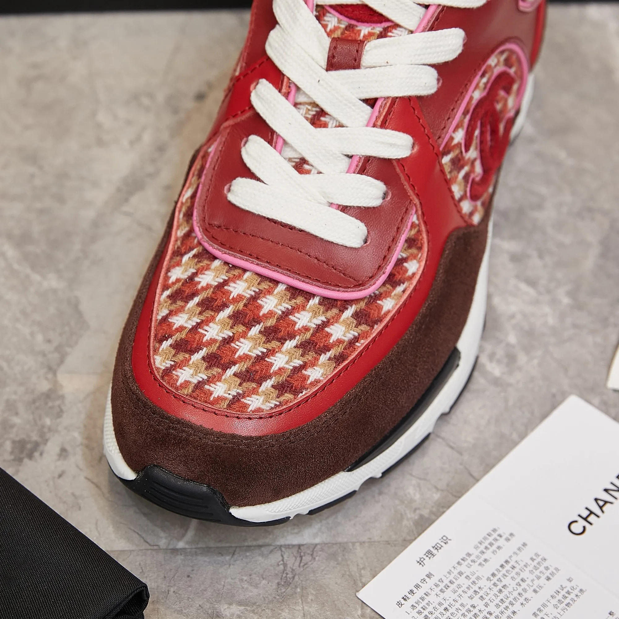 Men's shoes pP700! Chanel Chanel - 2024 counter top casual sneakers This classic design; the upper is embroidered with various techniques; the outsole is fashionable and sporty; the outsole is stylish and sporty; it incorporates a variety of color matching elements... The diversified mix and match is very good-looking and versatile, casual, fashionable, sports, and outdoor can be taken into account... ꫛꫀꪝ Go➫ Material: ❶Upper made of: original imported high silk cowhide suede + small fragrance fabric ❷Inner use: Original imported breathable sheepskin lining ❸ Outsole based on: Original TPU combination outsole Special counter boutique packaging complete set Women 35–41 Men 38-45